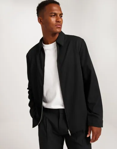 Svart overshirt från Ciszere med krage och dragkedja framtill