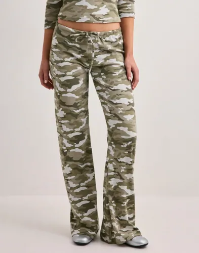 Nelly Relaxed Camo Pants mjukisbyxor dam – bild 3