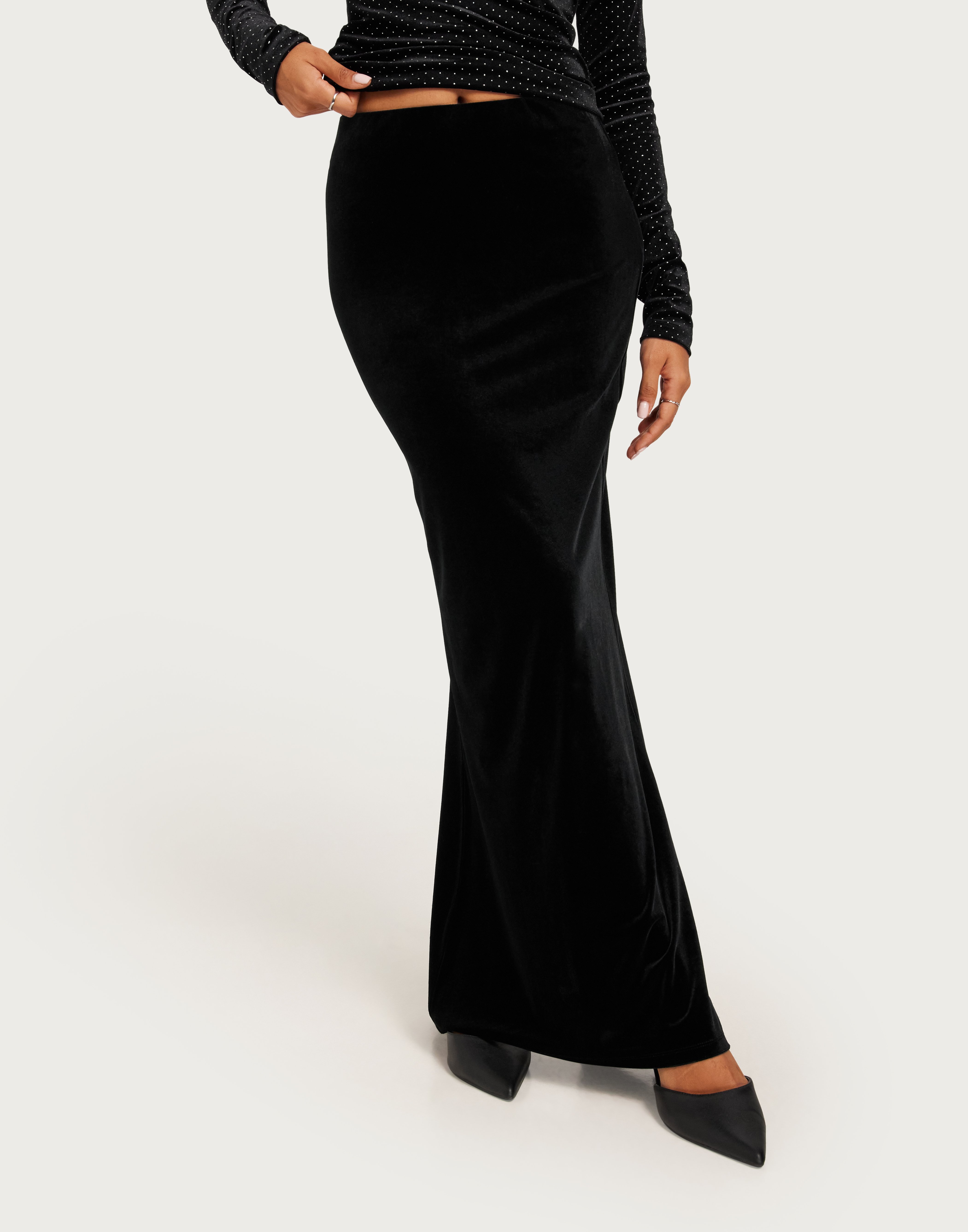 Black velvet mermaid skirt hotsell