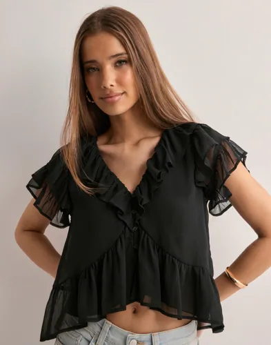 Nelly - Sort - Dreamy Flounce Blouse