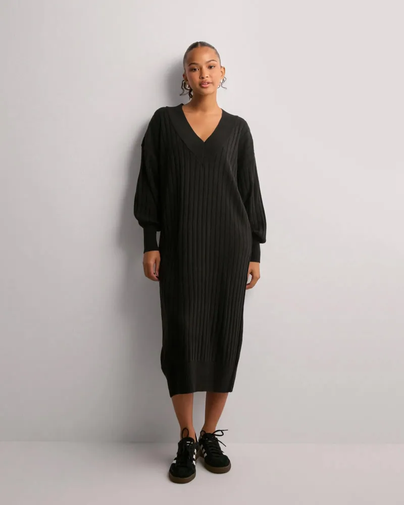 Buy Only ONLNEW TESSA L/S MIDI V DRESS KNT N - Black | Nelly.com