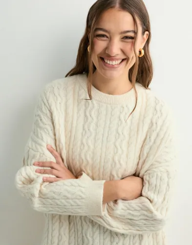 PIECES Pcjisa Ls O-Neck Long Cabel Knit Bc stickade tröjor dam – bild 3