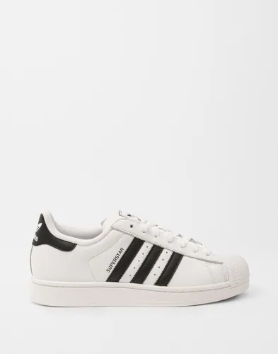Vita Superstar-sneakers från Adidas Originals med logga på sidan