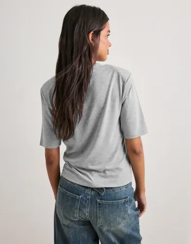 Nelly Perfect Soft Shoulder Top toppar dam – bild 3