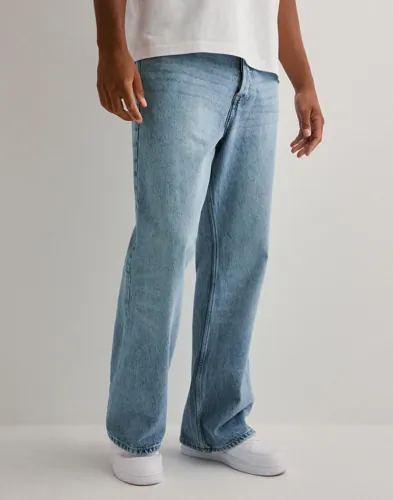 Dr Denim Rift loose fit jeans i blått med vida bootcut-ben och femficksdesign