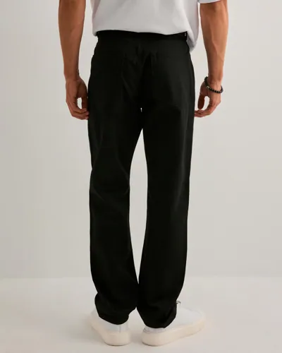 Svarta straight jeans från Only & Sons med femficksdesign och knappgylf