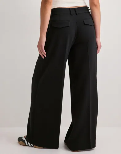 Nelly - Sort - Volume Back Pocket Suit Pants