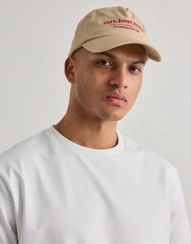 Beige keps från Woodbird med broderad logga och justerbart spänne