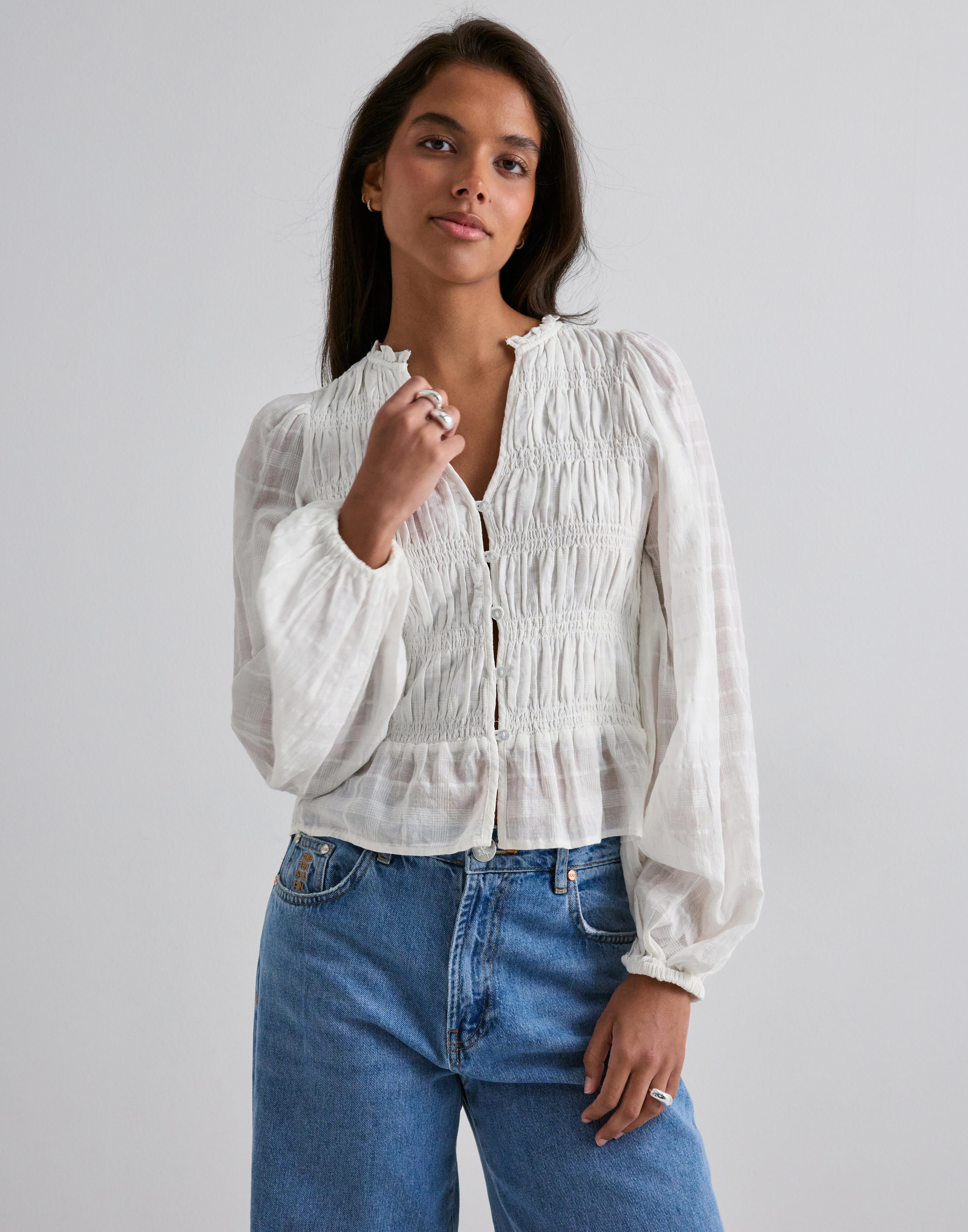 ＳＭＯＣＫ　ＢＬＯＵＳＥ Smock blouse - White - Women - Gina Tricot