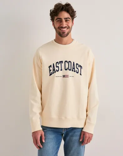 Beige sweatshirt från Gant med rund hals och broderad logga på bröstet