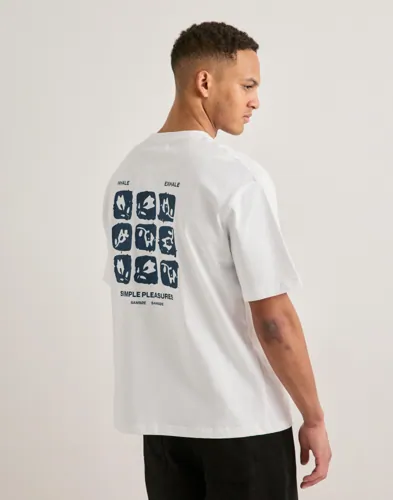 Blå t-shirt från Samsøe Samsøe med tryck på bröstet och ryggen och rund hals