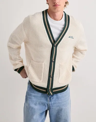 Beige stickad cardigan från Les Deux med knappar fram och två fickor