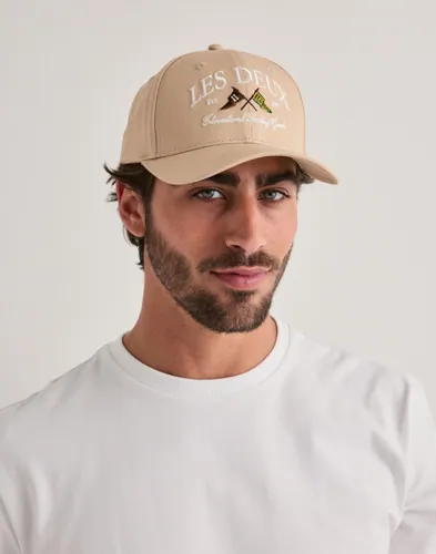 Beige baseballkeps från Les Deux med logotyp framtill
