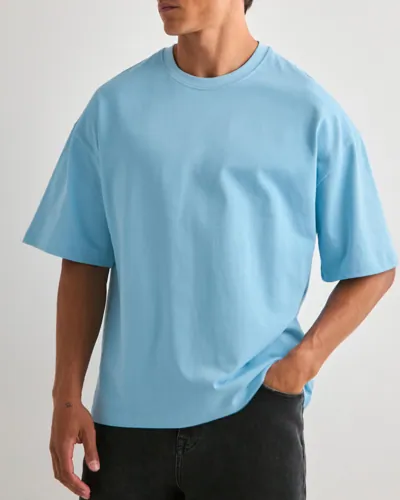 Blå oversizad t-shirt från Que Sera Sera med rund hals