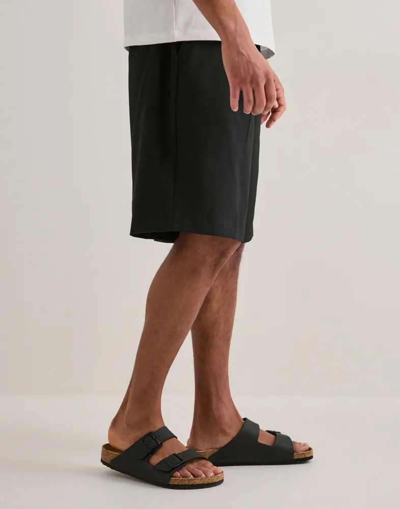 Que Sera Sera Sheldon Suit Shorts Tunna shorts herr – bild 2