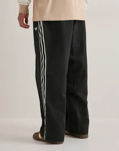 Svarta Britcore mjukisbyxor från Adidas Originals med revärer