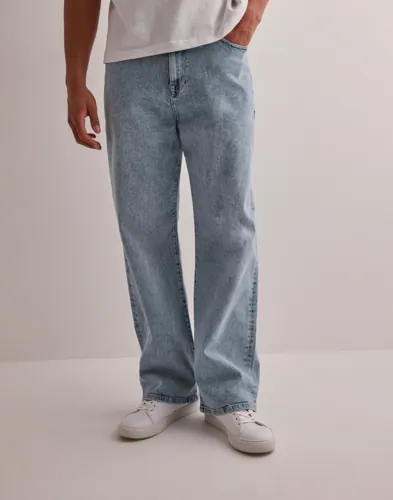 Que Sera Sera Luke blå loose fit jeans med femficksmodell