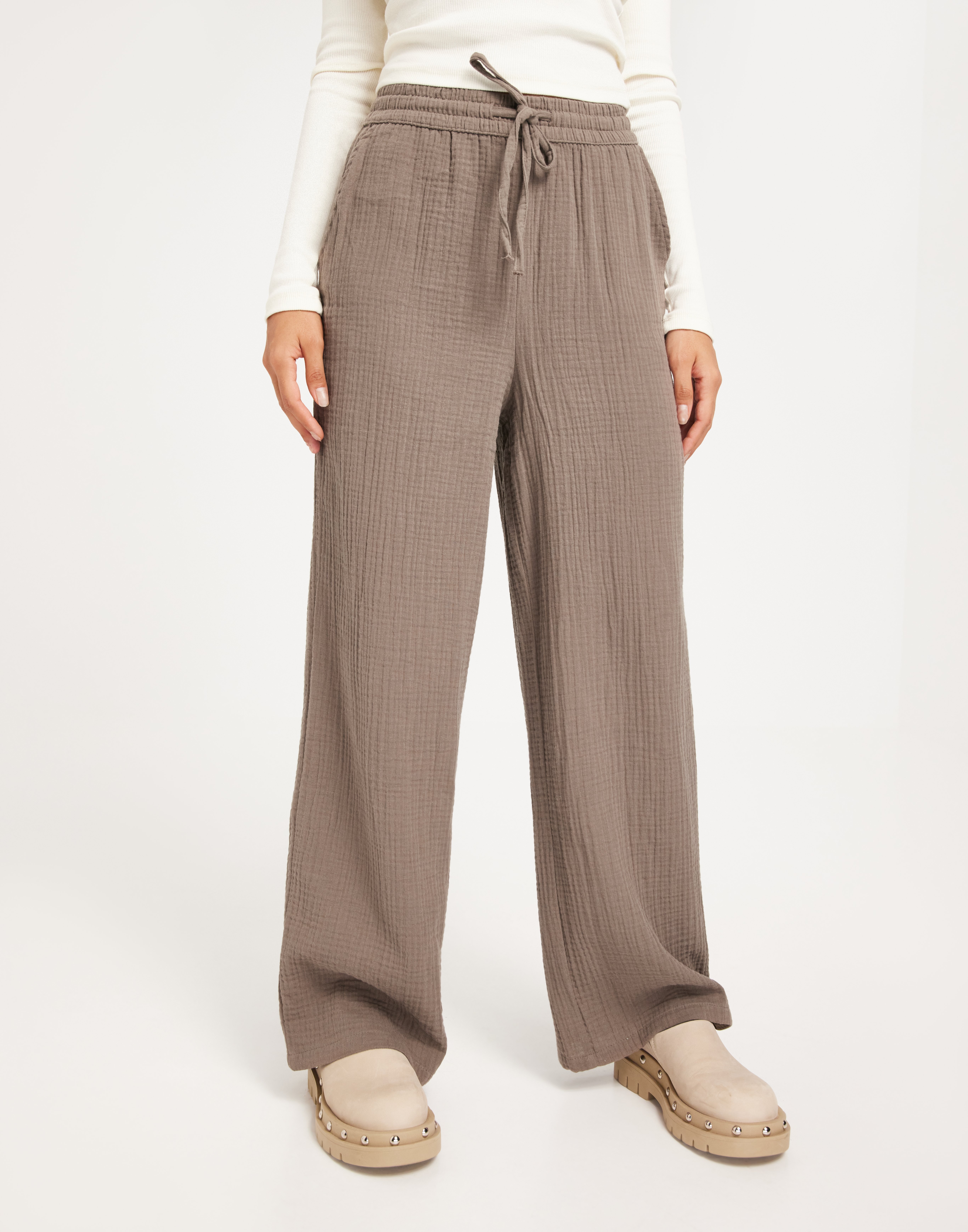 Buy Only ONLTHYRA LONG PANTS WVN CS - Walnut | Nelly.com