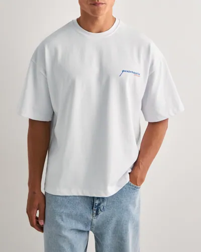 Que Sera Sera Boxy Store Tee T-shirts med tryck herr – bild 2
