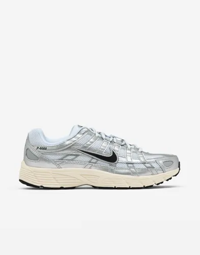 Vit chunky sneaker Nike P-6000 med snörning och logga fram och på sidan
