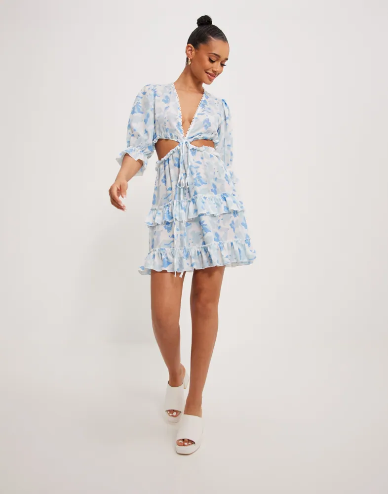 Buy Parisian FLORAL DEEP V CUTOUT DRESS - Blue | Nelly.com Buy Parisian FLORAL DEEP V CUTOUT DRESS - Blue | Nelly.com