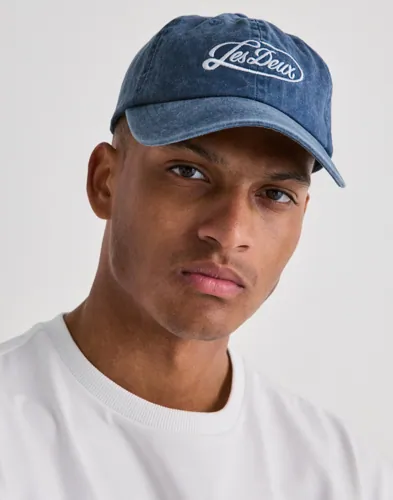 Blå dad cap i denim från Les Deux med broderad logga fram