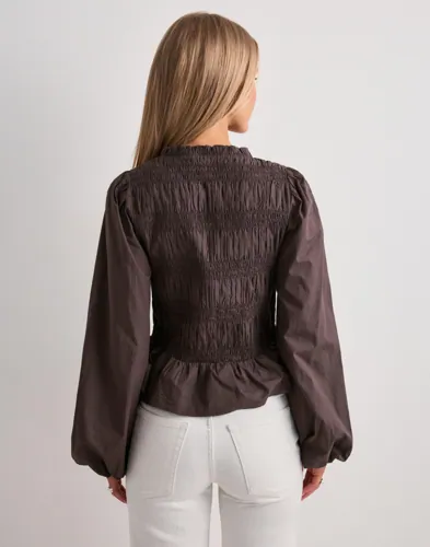 Nelly Flirty V-neck Blouse blusar dam – bild 3