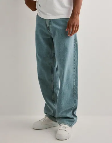 Dr Denim Omar loose fit jeans i femficksmodell med vida ben