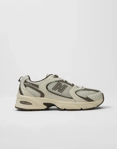 New Balance 530 låga sneakers i vitt med logga på sidan