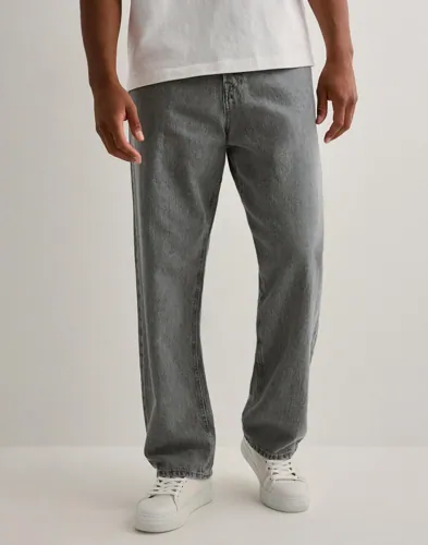 Gråa Jack & Jones Alex jeans med loose fit och fem fickor