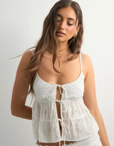 Nelly - Hvid - Broderie Anglaise Top