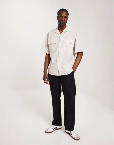 Beige kortärmad linneskjorta från Jack & Jones med bröstfickor och oversize-passform
