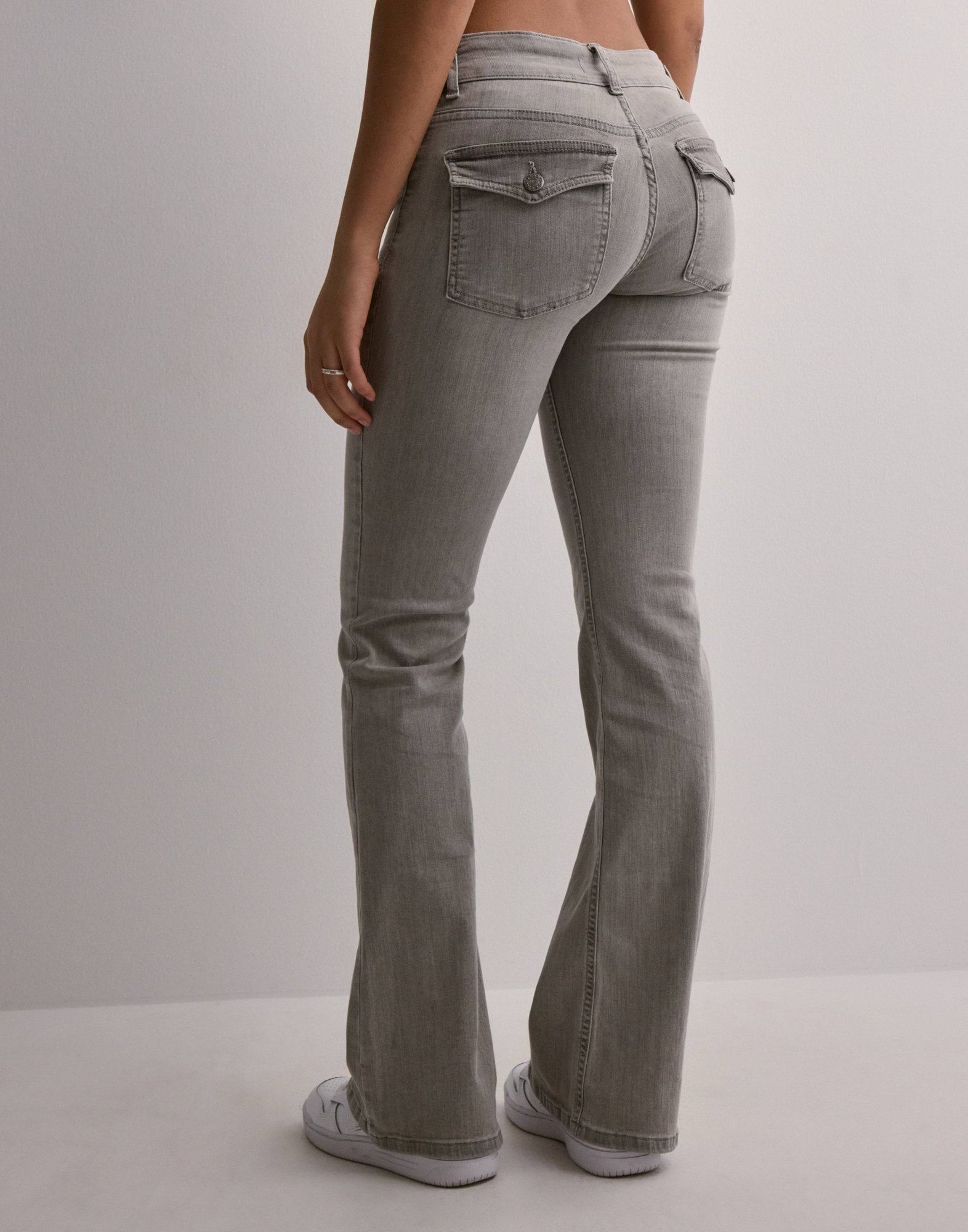 Köp Nelly Low Waist Bootcut Jeans - Light Grey | Nelly.com