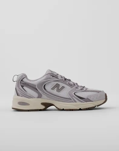 Grå New Balance 530 chunky sneakers med logga på sidan
