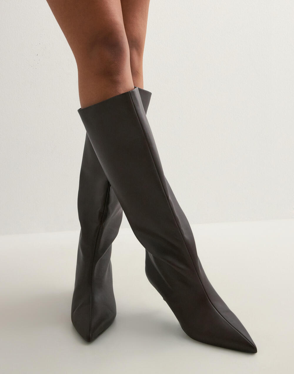 Nelly ブラック Buy Nelly Clean Under Knee Boot - Black | Nelly.com