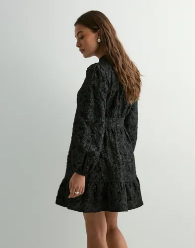 PIECES Pcorini Ls Short Dress Wvn D2D sommarklänningar dam – bild 2