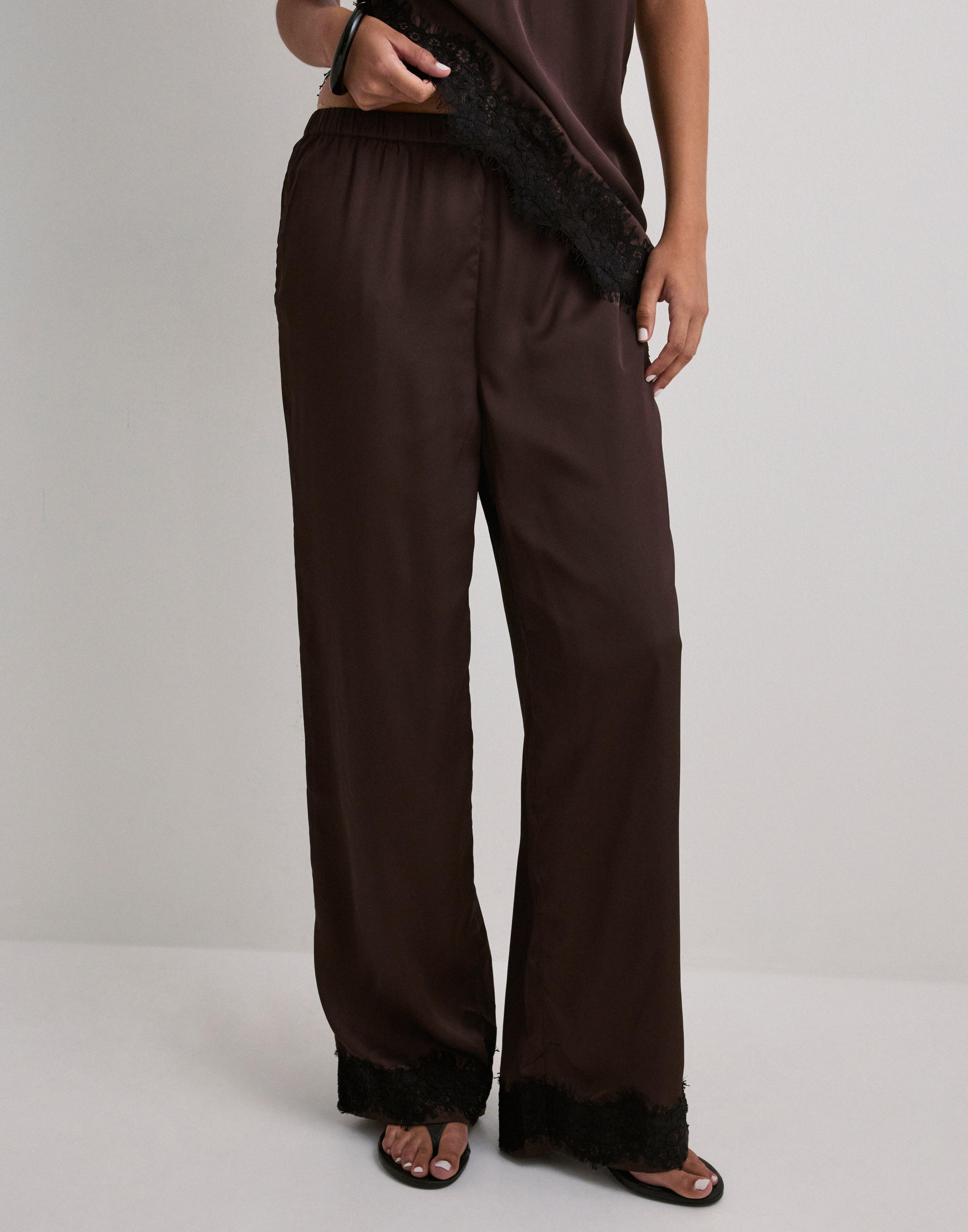 みー　TULLE LACE PANTS Buy Pieces PCARIEL HW WIDE LACE PANTS D2D PP - Hot Fudge | Nelly.com