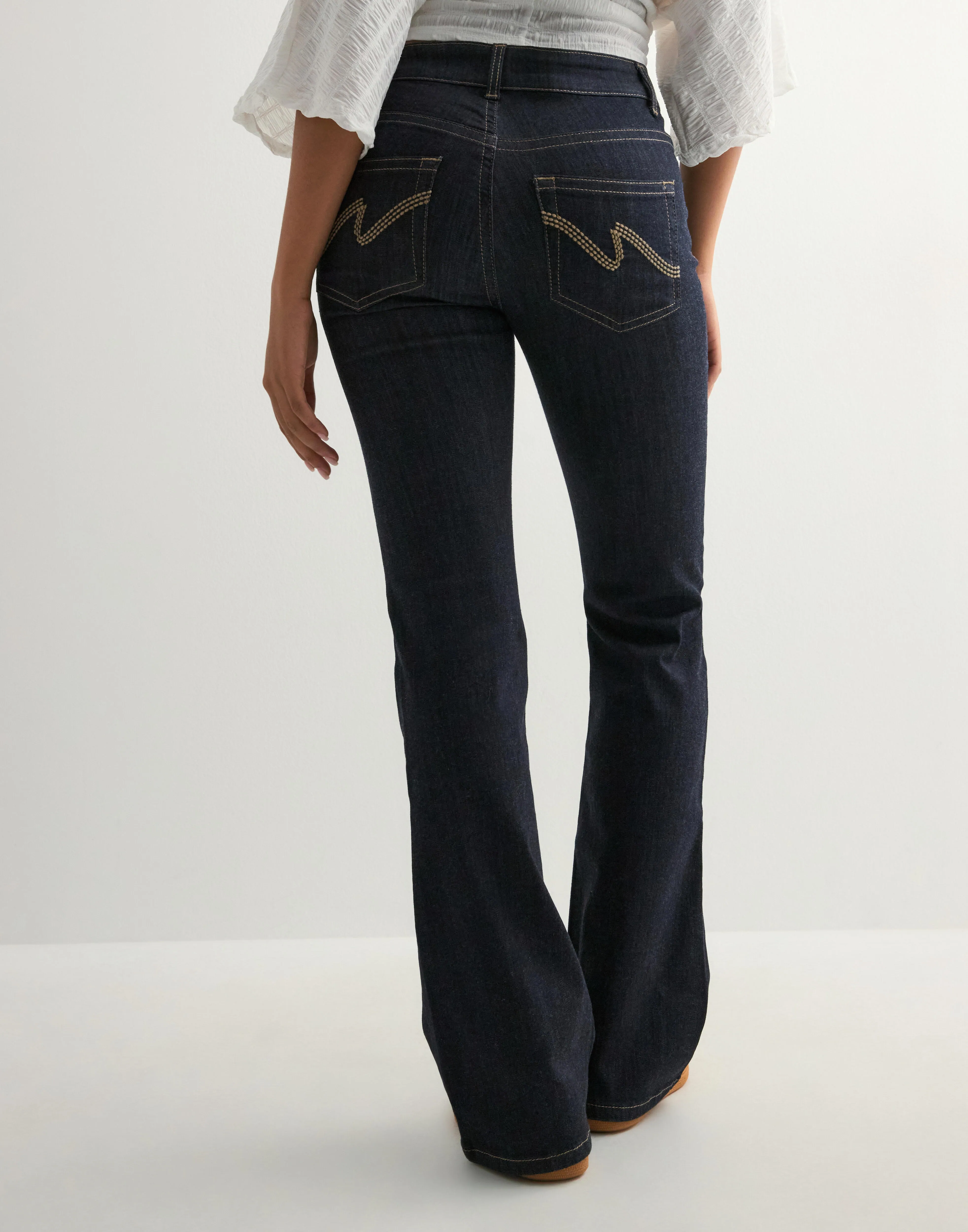 Nelly - Blå - Mid Waist Perfect Bootcut Jeans