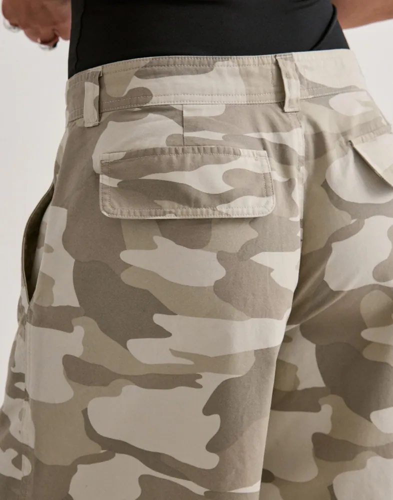 Nelly Camo Cargo Pants byxor dam – bild 3