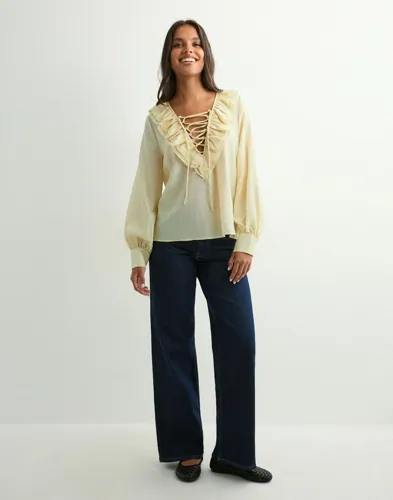 NEO NOIR Katarina Crepe Ruffle Blouse blusar dam – bild 2