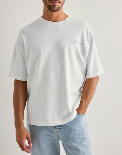 Que Sera Sera Boxy Signature Tee T-shirts med tryck herr – bild 3
