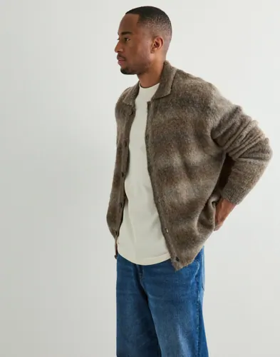 Brun stickad tröja från Dr Denim med krage och knappar framtill