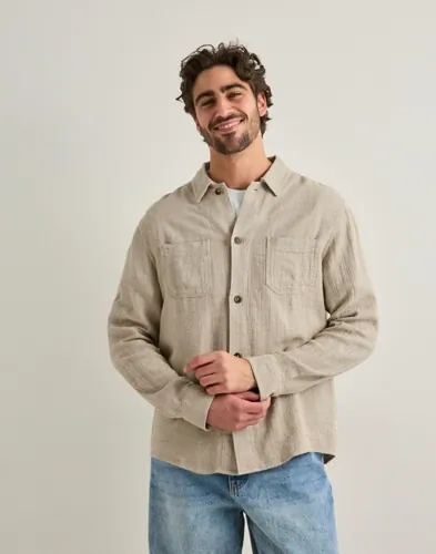 Beige overshirt i linnemix från Les Deux med knäppning framtill