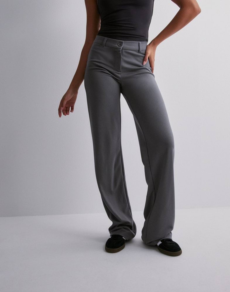 Kjøp Nelly I Love It Low Waist Suit Pants Grey