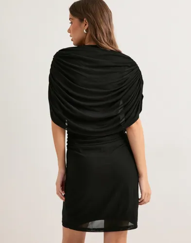 NEO NOIR Mottuna Drapy Mesh Dress festklänningar dam – bild 2