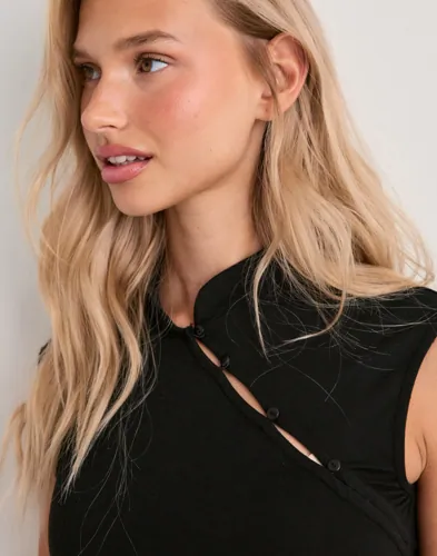 PIECES Pcjasmin Ss Button Detail Top Jrs D blusar dam – bild 3