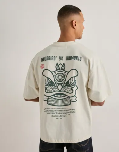 Beige oversize t-shirt från Woodbird med logga på bröstet och ryggen