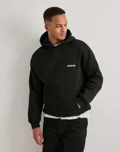 Que Sera Sera Virgil Hoodie Hoodies Svart