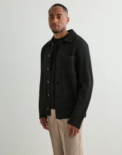 Svart stickad cardigan från Only & Sons med knäppning och bröstficka