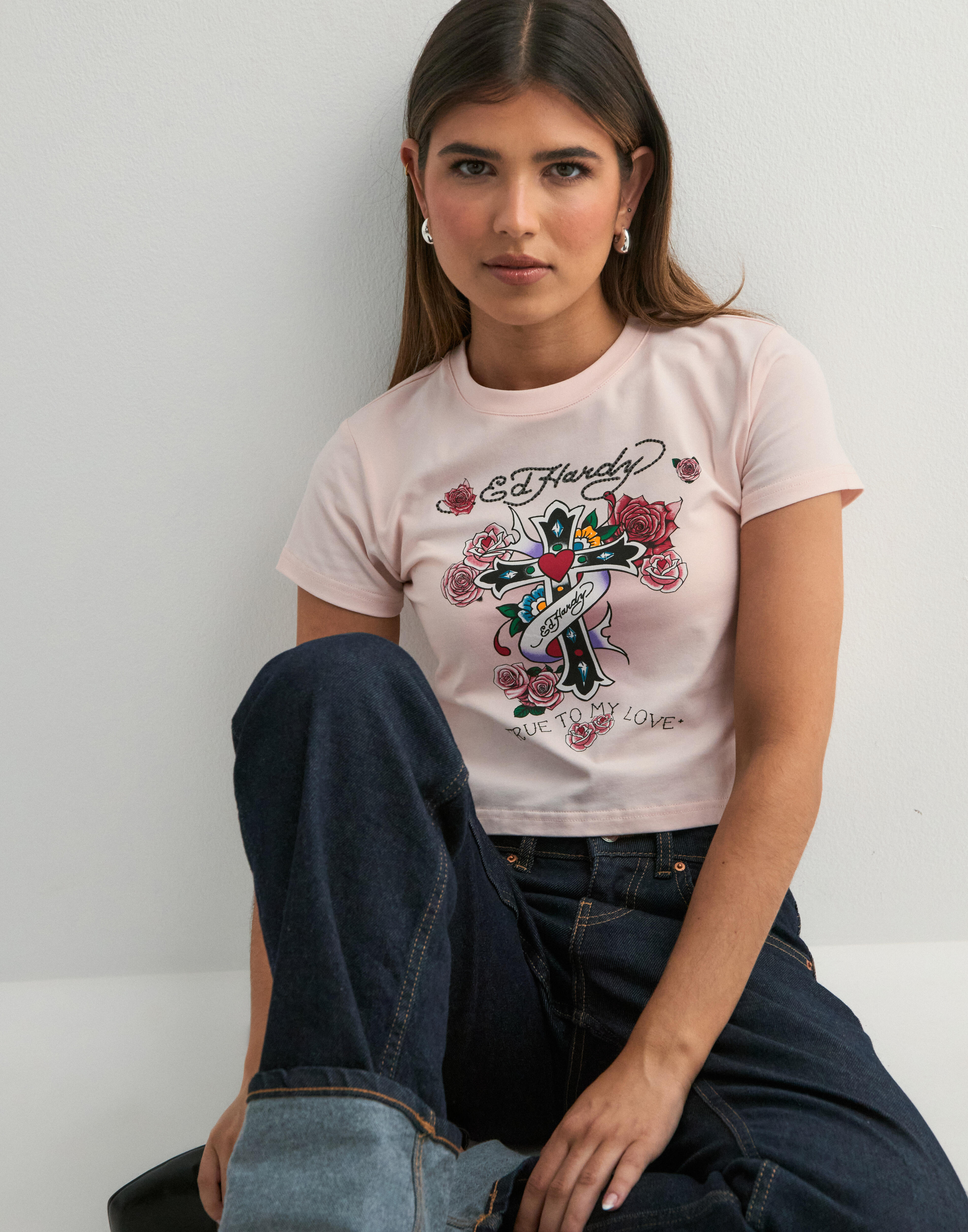 【Ed Hardy】 LOVE IS TRUE DIAMANTE クロップド丈 Tシャツ Buy Ed Hardy Womens Love Is True Diamante Baby Tshirt Top